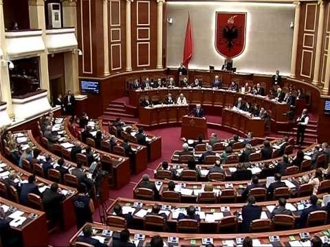 PARLAMENTI U HEQ IMUNITETIN DEPUTETEVE DOSHI E FRROKU, OPOZITA BRAKTIS SEANCEN LAJM