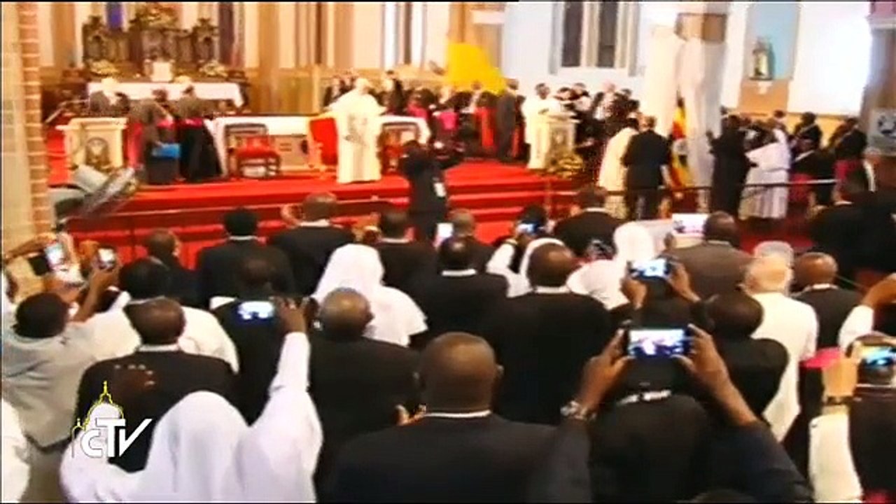 Francis in Uganda: Meeting with priests