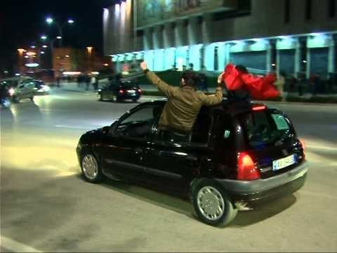 PAS FITORES RRUGET E KRYEQYTETIT MBUSHEN NGA TIFOZE KUQEZINJ TE GJITHE NE FESTE LAJM