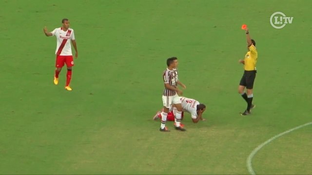 Osvaldo segura jogador do Inter e é expulso