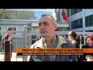 Protestojnë prindërit e autikëve - Top Channel Albania - News - Lajme