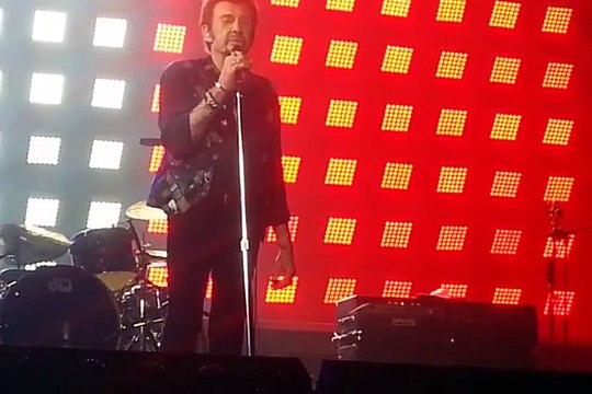 Bercy chante la Marseillaise avec Johnny Hallyday