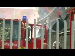 Pamje nga afër të magazinës në flakë - Top Channel Albania - News - Lajme