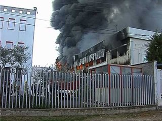 SHKRUMBOHET NJE MAGAZINE TAPETESH NE AUTOSTRADE DYSHOHET ZJARRVENIE E QELLIMSHME LAJM