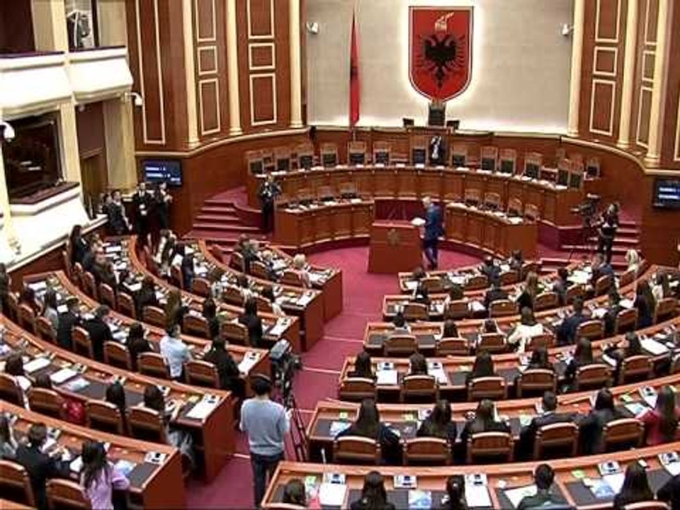 MUNGESA E KULTURES SE DEBATIT,TE RINJTE SHQIPTARE SJELLIN “OKB” NE TIRANE LAJM