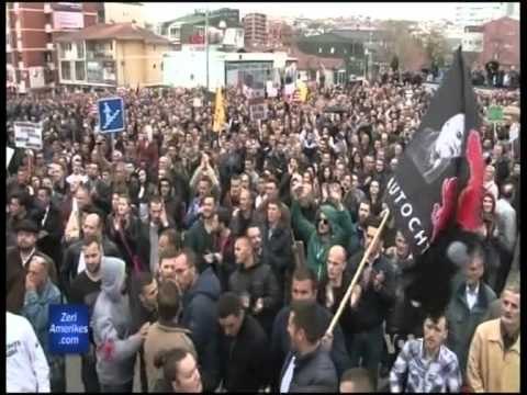 OPOZITA KOSOVARE NE PROTESTE KUNDER QEVERISE,MASA TE FORTA SIGURIE NGA POLICIA LAJM