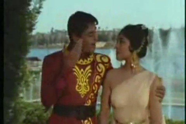 Etna Hai Tum Se Pyar Mujhe Mere Razdar - Film SURAJ