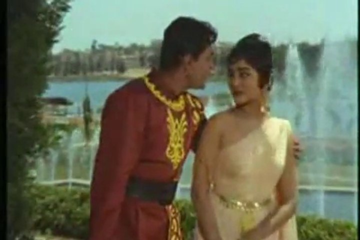 Etna Hai Tum Se Pyar Mujhe - FILM SURAJ
