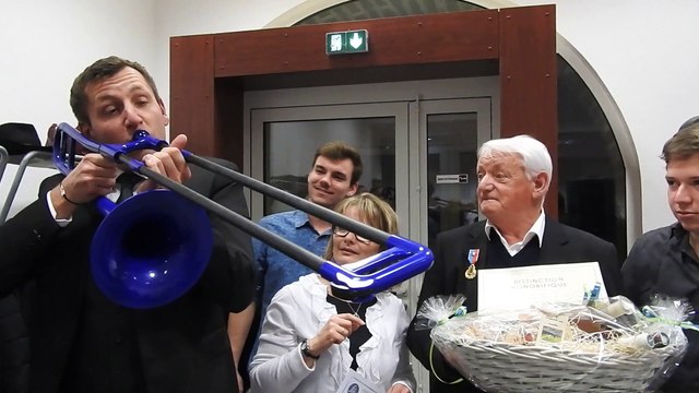LE DEPUTE-MAIRE DE VESOUL S'ESSAIE AU TROMBONE