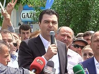 BASHA PREZANTON XHELAL MZIUN NE KAMEZ, “SHENOJME FITORE TE THELLE NE 21 QERSHOR” LAJM