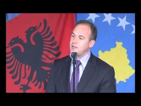 MINISTRI HOXHAJ VIZITON SHKOLLEN PAVARESIA LAJM