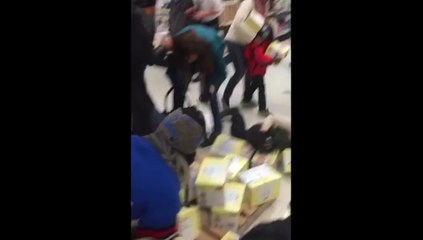 Download Video: La pelea viral del Black Friday: insultos, tirones y empujones