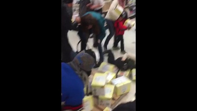 La pelea viral del Black Friday: insultos, tirones y empujones