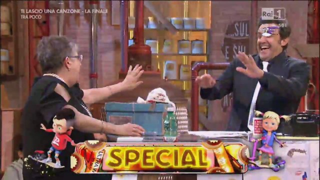 Le simpatiche schermaglie fra Flavio Insinna e Lucia Rita ad Affari Tuoi