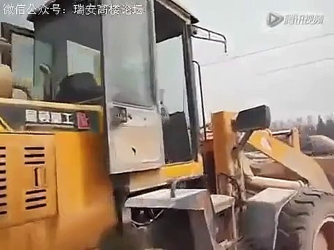 Семилетний пацан из Китая вместо школы работает на фронтальном погрузчике