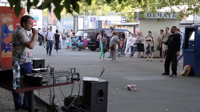 Вот это да! Уличный музыкант сделал всю нашу эстраду!