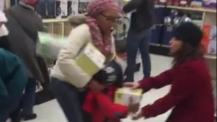 Black Friday 2015 : Une femme vole l'article d'une enfant