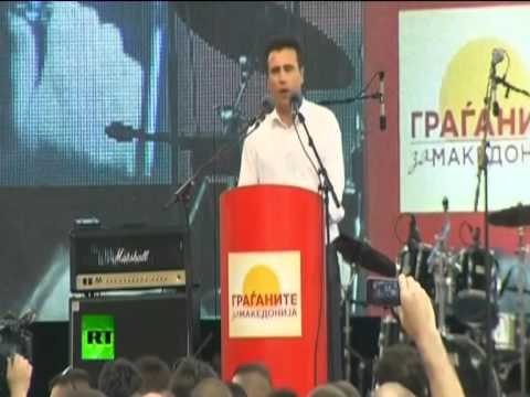 SHQIPTARE DHE MAQEDONAS PROTESTE MASIVE NE SHKUP,KERKOJNE LARGIMIN E GRUEVSKIT LAJM