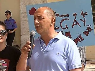 KOMUNITETI LGBT NE SHQIPERI PEDALON NE BULEVARD NE DITEN KUNDER HOMOFOBISE LAJM