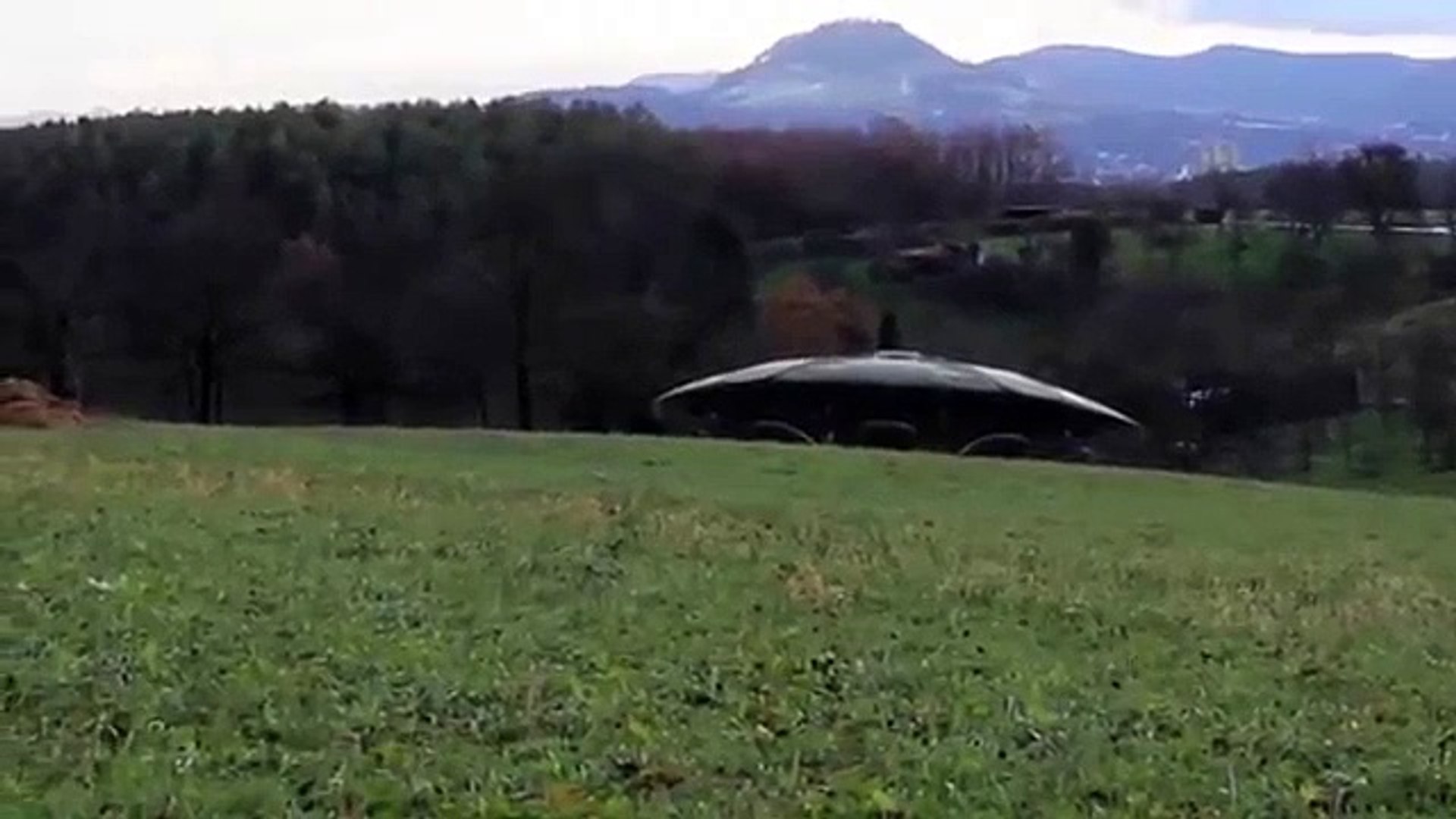 Nave pousa e cinegrafista filma tudo