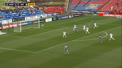 Australie - Il trouve la barre à 1m du but