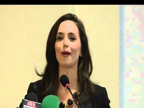 ELISA DUSHKU PREZANTON KARTOLINEN E SAJ PER SHQIPERINE “DEAR ALBANIA” LAJM
