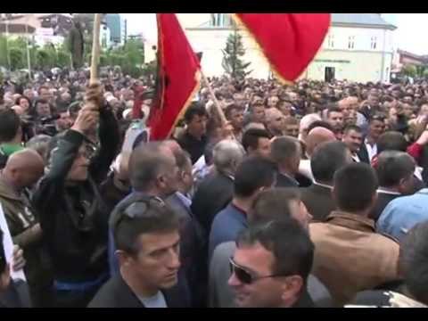 KOSOVE,SHTYHET PERSERI NGRITJA DHE MIRATIMI I GJYKATES SPECIALE PROTESTA NE PRISHTINE LAJM