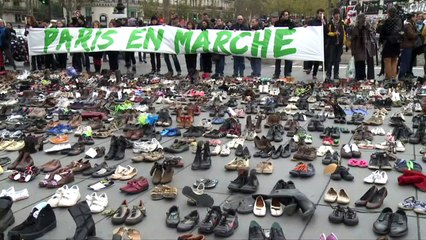 COP21: des chaussures recouvrent la place de la République