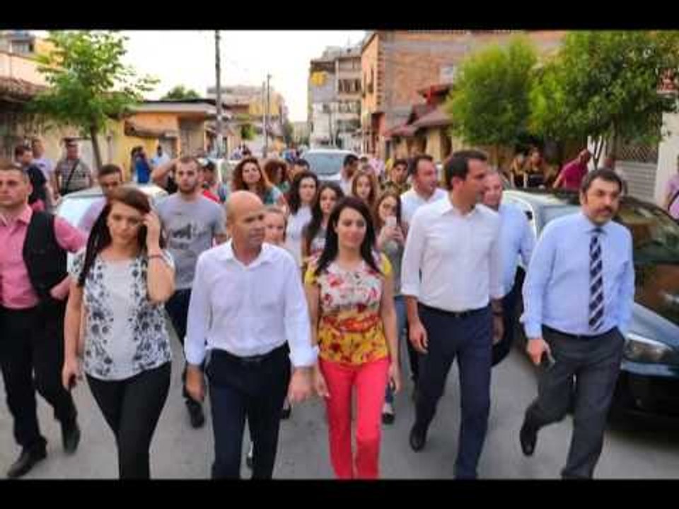 KANDIDATI VELIAJ PREMTON SHPERNDARJEN E BANESAVE SOCIALE NE TAKIMET NE NJESINE 6 LAJM