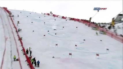 La belle glissade d'un juge de porte pendant un slalom géant