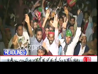 PTI workers ka rehnumaon per pathar barsadiye , stage per mojud rehnumaon ne kursiyon ke peechay chup kar jaan bachayi