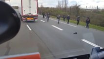 Un chauffeur routier vs Migrants _agrave; Calais