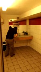 Ivre, il se rhabille aux toilettes (Techno)