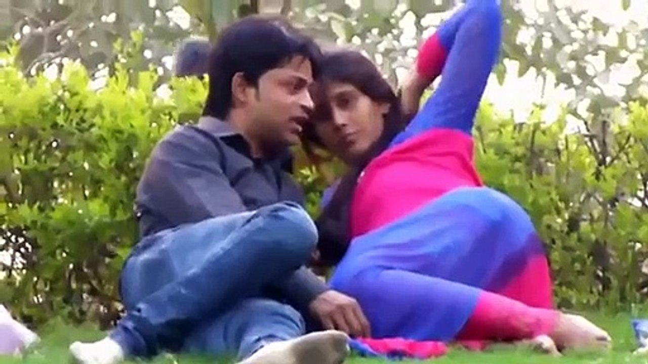 پاکستان کی معروف اداکارہ پارک میں کسسنگ