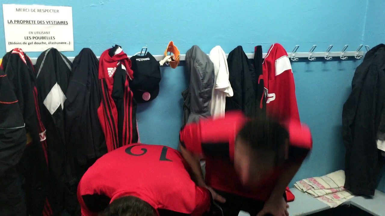 Chant de la victoire après belle victoire des séniors contre saint sim!! 11-1! Véli aux manettes