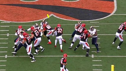 Bengals Jeremy Hill runs up the middle for 15 yards