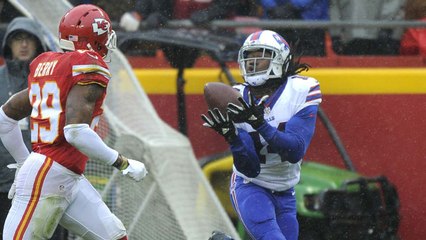 Bills Tyrod Taylor throws a 48-yard strike to Sammy Watkins