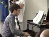 “HAPESIRA EUROPIANE” AMI DHE JOHANI MOTER E VELLA MAHINISIN ME LOJEN NE PIANO LAJM