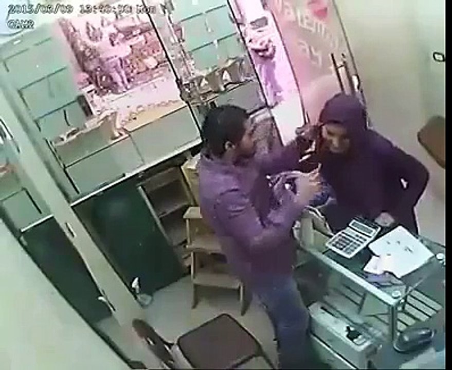 لڑکی نے حسن کا جلوہ دکھا کر دکاندار کو چونا لگا دیا
