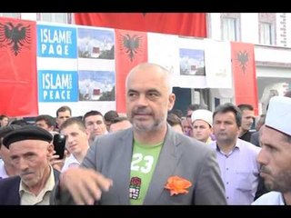 EDI RAMA NE DITEN E NISJES SE RAMAZANIT VIZITON XHAMINE E RE TE DRAGOSTUNJES LAJM