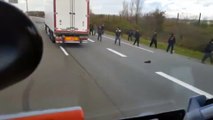 Ungarischer Lkw-Fahrer rast auf Flüchtlinge zu Hass-Szenen am Eurotunnel