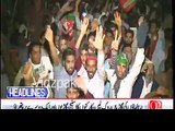 PTI workers ne leaders per pathar barsa diye. stage per mojud leaders ne kursiyon ke peechay chup kar jaan bachayi