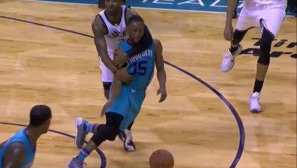 Violent : OJ Mayo découpe Kemba Walker