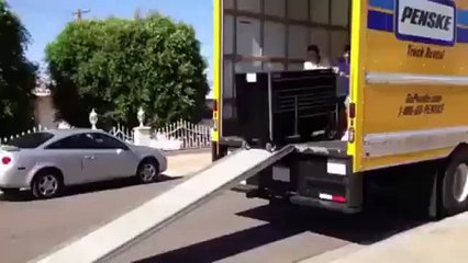 Así es como no se debe bajar una caja de herramienta