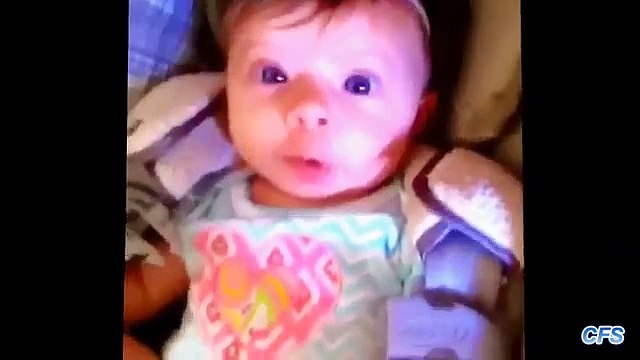 Los niños tienen miedo de los sonidos. Los niños divertidos están asustados de sonidos