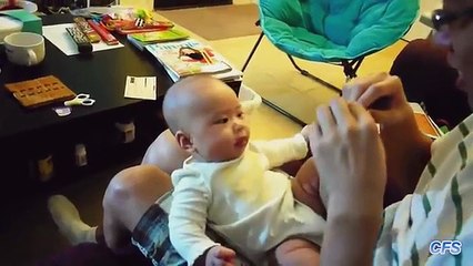 Niños alegres. Niños divertidos ríen cuando rasgado de papel