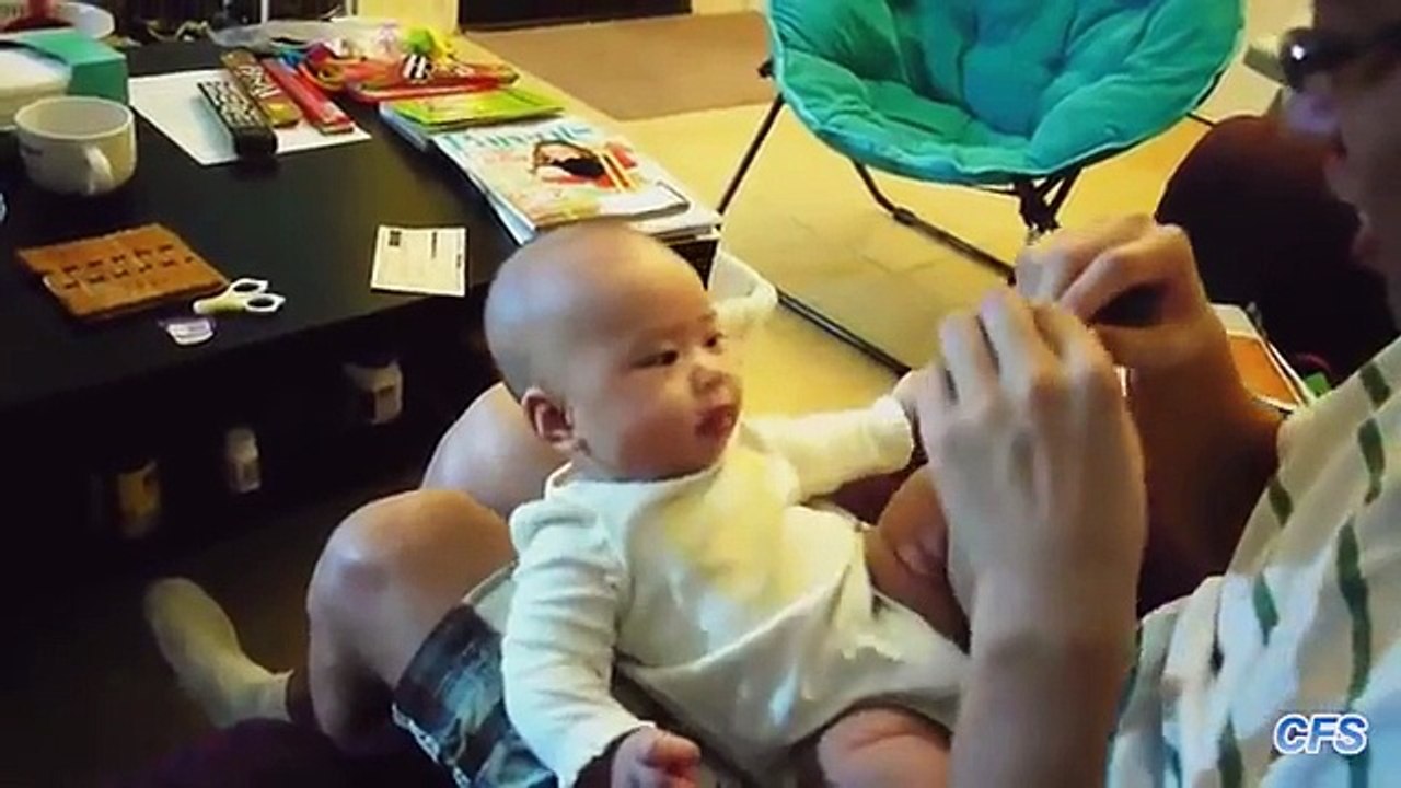 Enfants joyeux. Enfants drôles rient quand papier déchiré