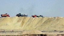 لوادر وعربات تحفر وتنقل الرمال الناتجة من الحفر بقناة السويس الجديدة سبتمبر2014