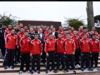 REAGIME FESTIVE PER 3 PIKET E MARRA NE TAVOLINE NGA POLITIKANE DHE TIFOZE KUQEZI LAJM