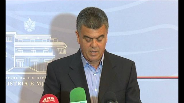 MINISTRI MJEDISIT LEFTER KOKA I BEN THIRRJE QYTETAREVE TE MBROJNE PYJET NGA ZJARRET LAJM